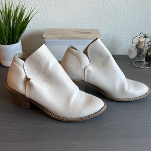 Universal Thread cream faux-leather ankle boots, size 7.5, with 2” stacked heels